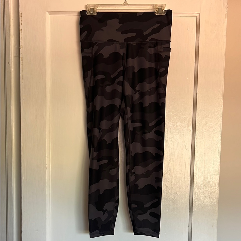 Old Navy Black and Gray Camouflage Leggings